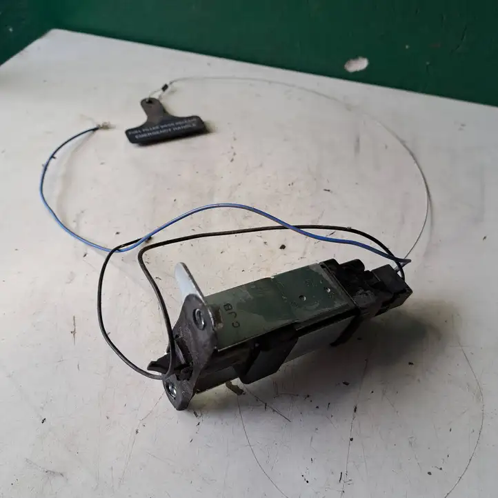 Hyundai Santa Fe (2005 - 2009)  957202B000 Электрический замок крышки бака