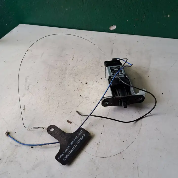 Hyundai Santa Fe (2005 - 2009)  957202B000 Электрический замок крышки бака