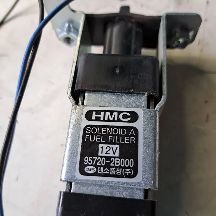 Hyundai Santa Fe (2005 - 2009)  957202B000 Электрический замок крышки бака