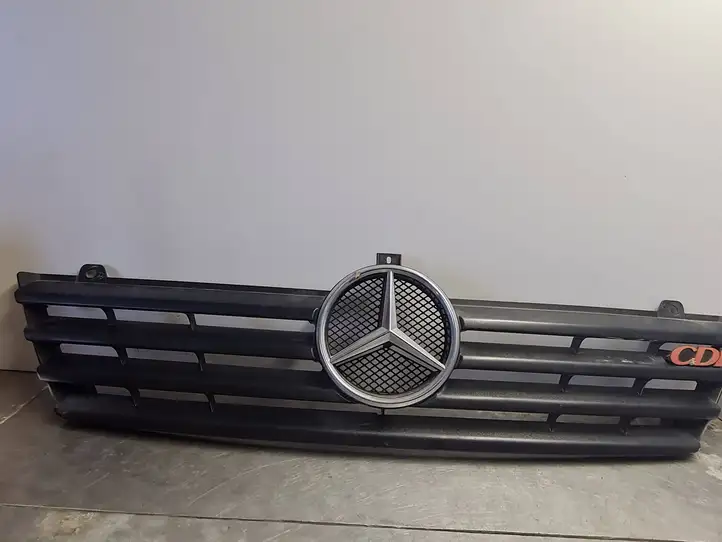 Mercedes-Benz Sprinter W901 W902 W903 W904 (1995 - 2007) A9018800085 Верхняя решетка радиатора — фото 1