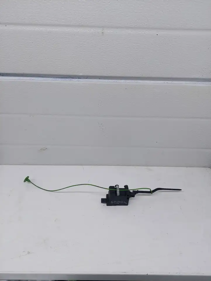 BMW 1 E81 E87 (2004 - 2011)  6924684 Электропривод центрального замка крышки бака