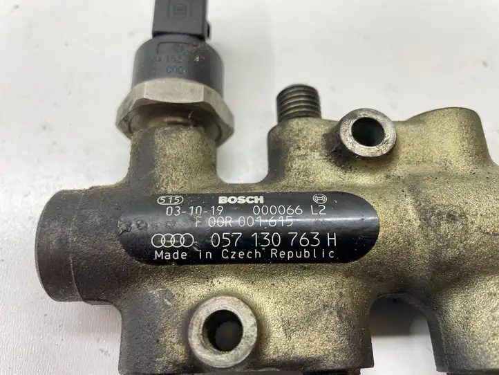 Audi A8 S8 D3 4E (2005 - 2007) 057130763H Магистральная топливная трубка — фото 4