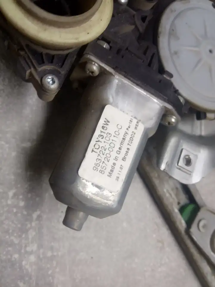 Toyota Yaris (2005 - 2009) 857020F010 Электростеклоподъемник передний (комплект) — фото 3