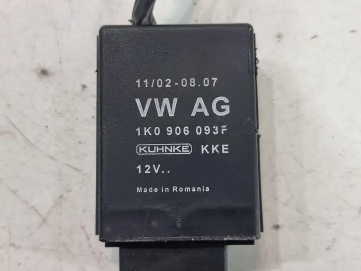 Volkswagen Golf VI (2009 - 2013) 1K0906093F Реле насоса горючего — фото 1