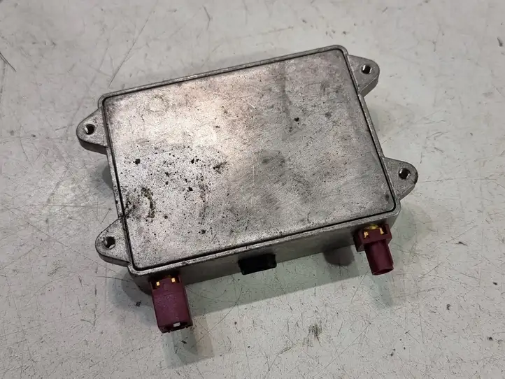 Audi A6 S6 C5 4B (2001 - 2004) 8E0035456 Усилитель антенны — фото 2