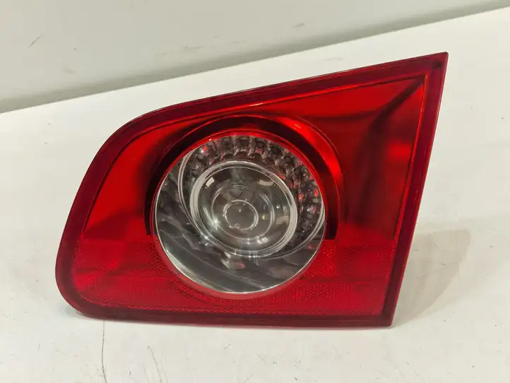 Volkswagen PASSAT B6 (2005 - 2010) 3C9945094 Задний фонарь в крышке багажника — фото 1
