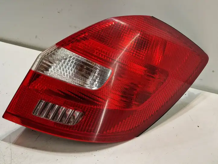 Skoda Fabia Mk2 (5J) (2007 - 2014) 5J6945096 Задний фонарь в кузове — фото 1