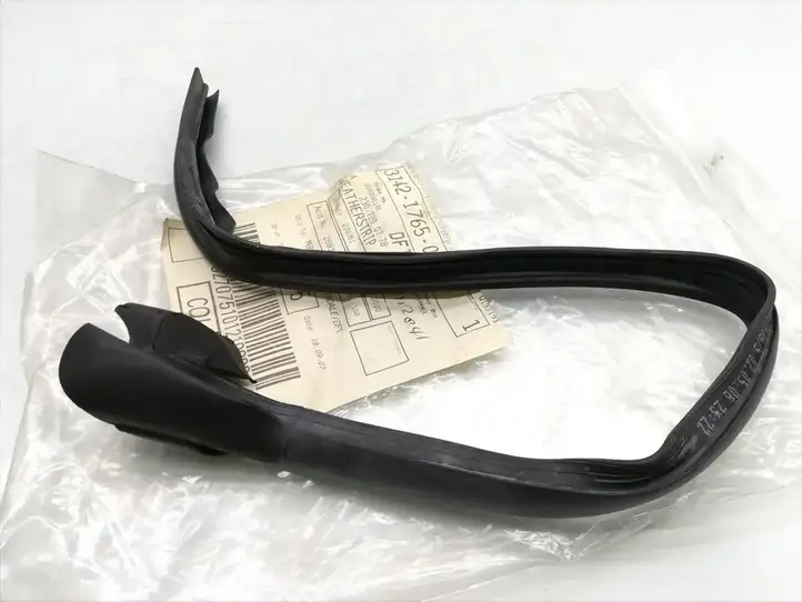 Mercedes-Benz SL R230 (2001 - 2012) A2307200778 Накладка стоек лобового стекла — фото 2