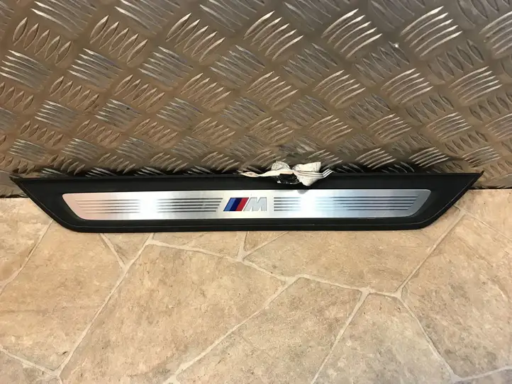 BMW 5 G30 G31 (2016 - ) 8061056 Внутренняя отделка переднего порога — фото 3