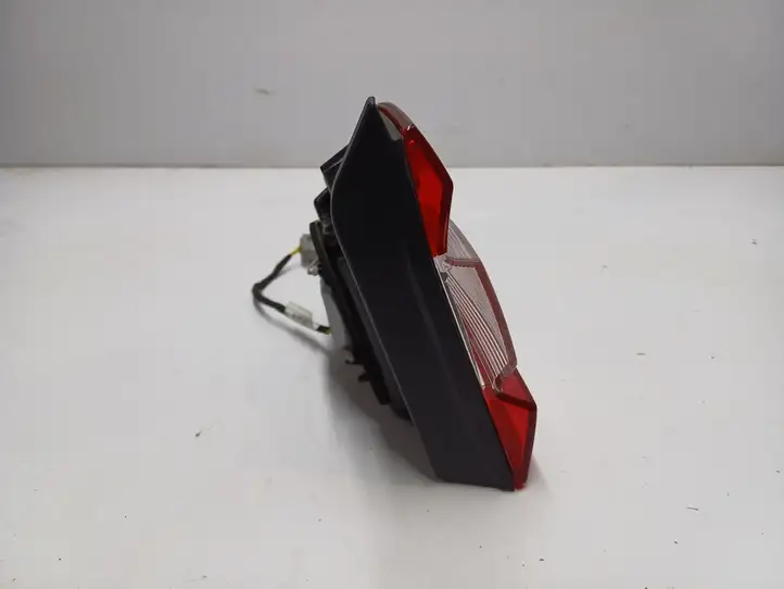 Maserati Levante (2017 - ) 20680202 Задний фонарь в крышке багажника — фото 2