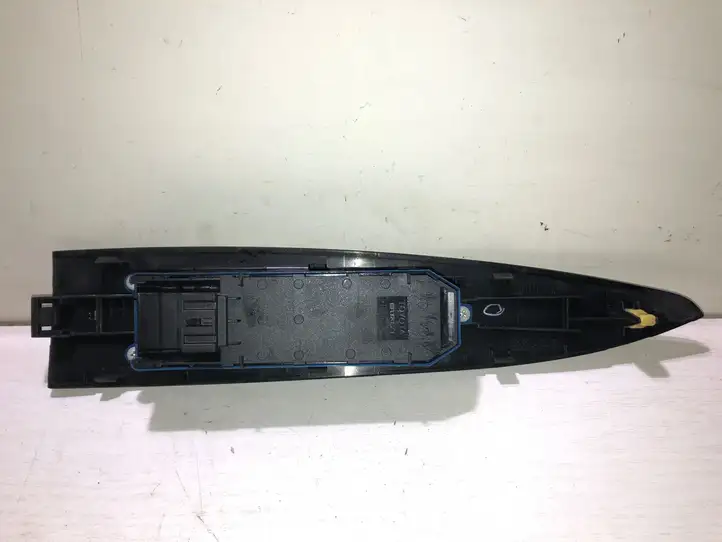 Toyota Avensis T270 (2012 - 2015) 7423205310 Кнопка стеклоподъемников — фото 2