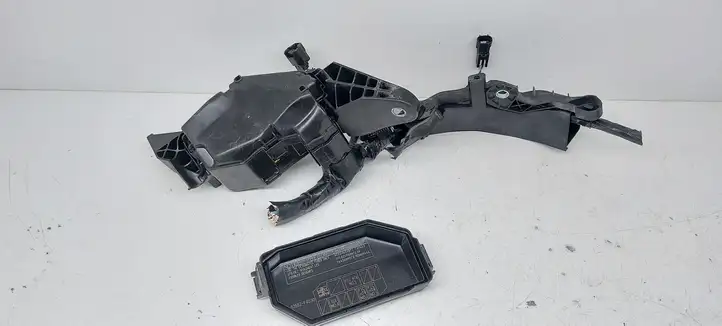Toyota C-HR I (2016 - 2022) 82662F4030 Блок монтирования реле — фото 1