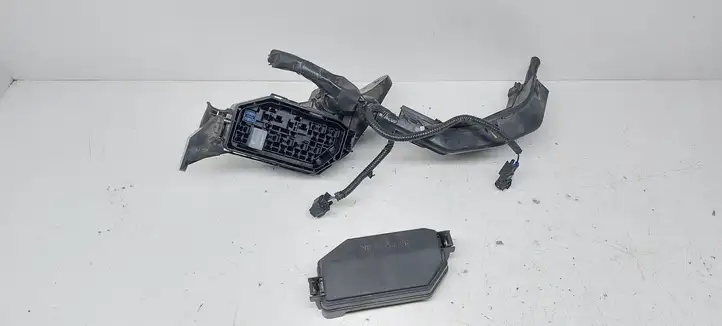 Toyota C-HR I (2016 - 2022) 82662F4030 Блок монтирования реле — фото 2