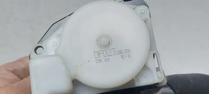 Toyota Avensis Verso (2001 - 2004) 07004 Задний ремень безопасности — фото 2