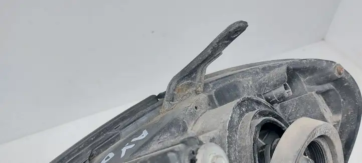 Toyota Avensis Verso (2001 - 2004) Передняя фара — фото 3