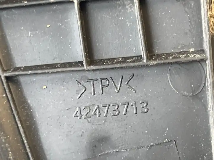 Opel Karl (2015 - ) 42473713 Накладка стоек лобового стекла — фото 3