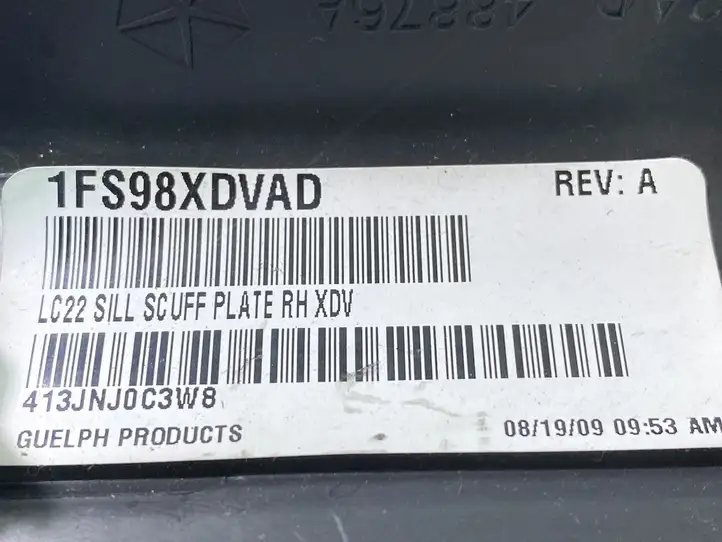 Dodge Challenger (2010 - 2014) 1FS98XDVAD Внутренняя отделка переднего порога — фото 3