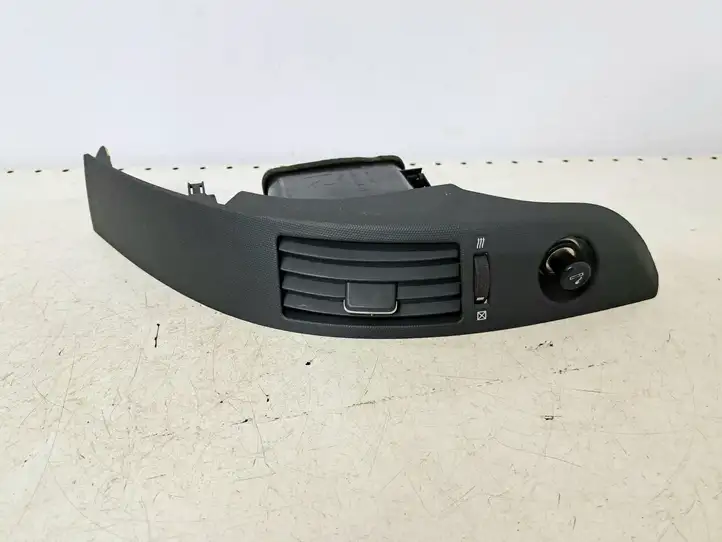 Toyota Corolla Verso AR10 (2004 - 2009) Центральный воздушный дефлектор — фото 1