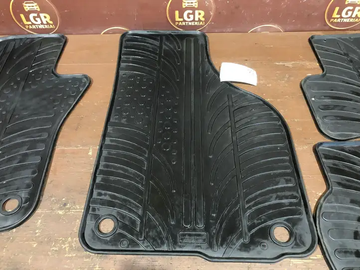 Skoda Octavia Mk2 (1Z) (2004 - 2013) Комплект автомобильных ковриков — фото 4