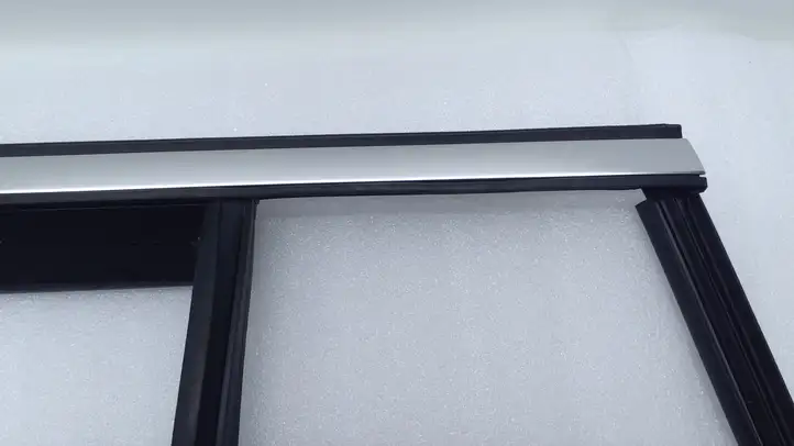 Mercedes-Benz GLB X247 (2018 - ) A2477352500 Накладка стекла задней двери — фото 6