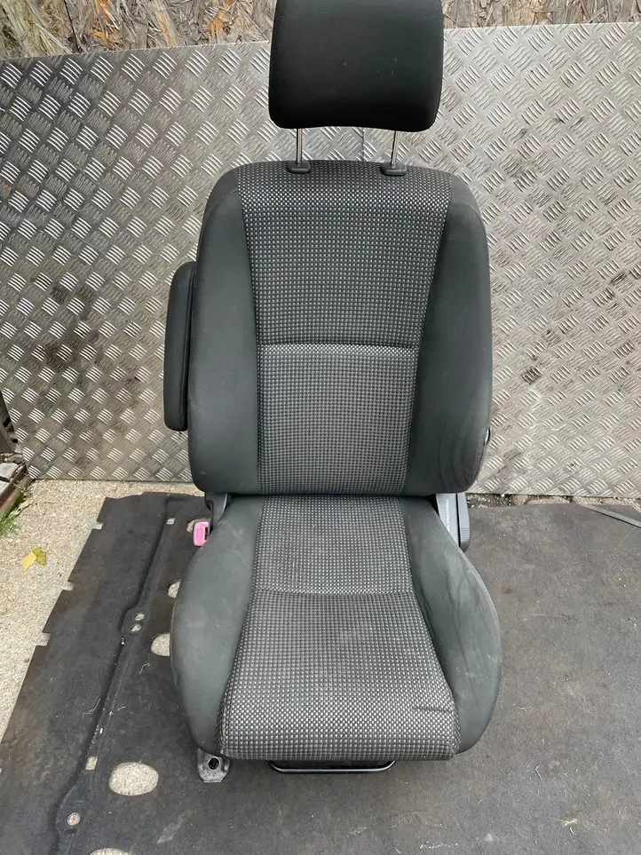 Toyota Corolla Verso AR10 (2004 - 2009) Переднее сиденье водителя — фото 1