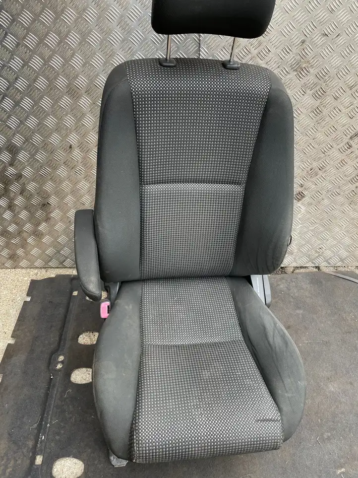 Toyota Corolla Verso AR10 (2004 - 2009) Переднее сиденье водителя — фото 3