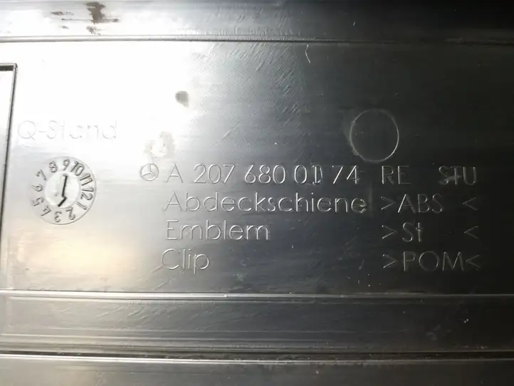 Mercedes-Benz E C207 W207 (2009 - 2017) A2076800174 Внутренняя отделка переднего порога — фото 2