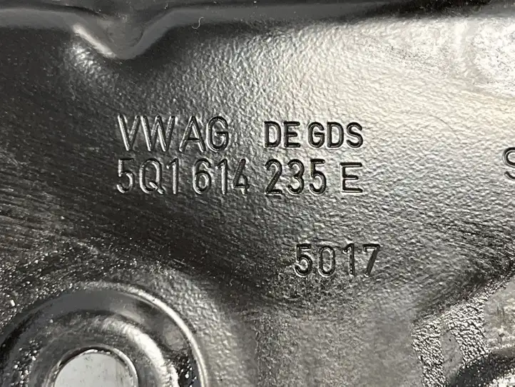 Skoda Superb B8 (3V) (2015 - 2023) 5Q1614235E Кронштейн блока ABS — фото 2