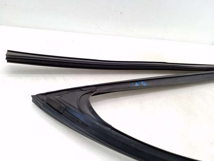 BMW 5 F10 F11 (2009 - 2016)  7182274R Уплотнительная резина стекла передней двери