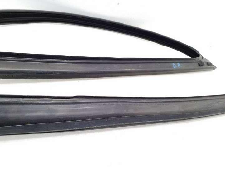 BMW 5 F10 F11 (2009 - 2016)  7182274R Уплотнительная резина стекла передней двери