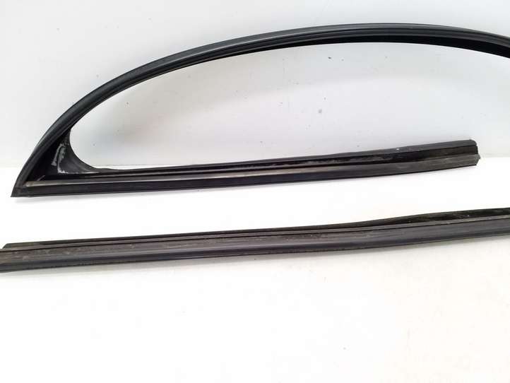 BMW 5 F10 F11 (2009 - 2016)  7182274R Уплотнительная резина стекла передней двери