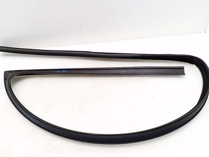 BMW 5 F10 F11 (2009 - 2016)  7182274R Уплотнительная резина стекла передней двери