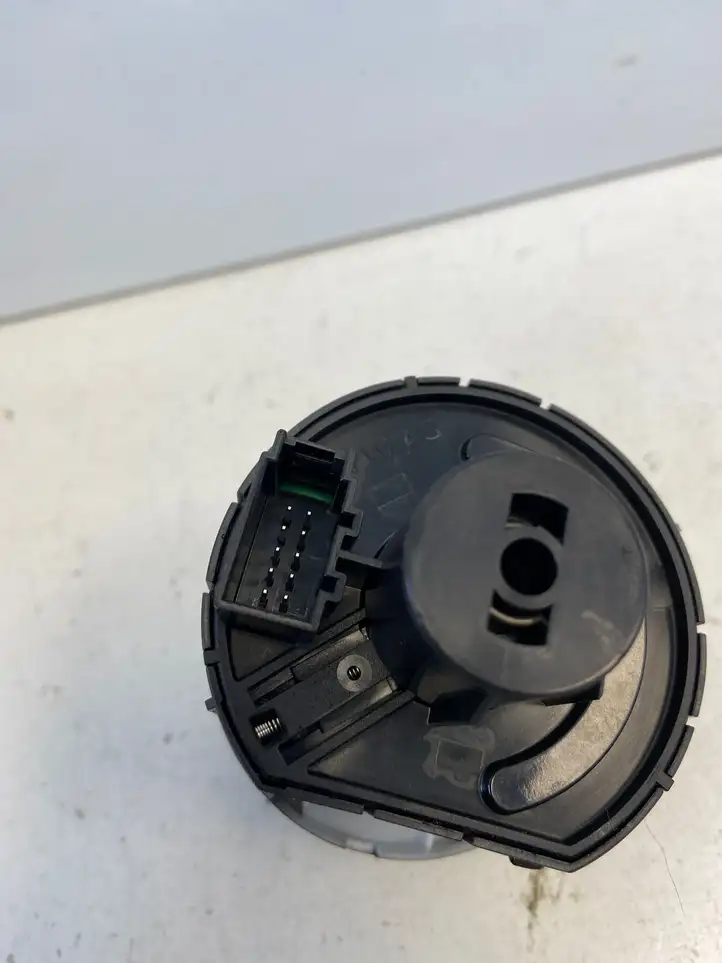 Skoda Octavia Mk3 (5E) (2013 - 2019) 5E0941431D Включатель фонарей — фото 3