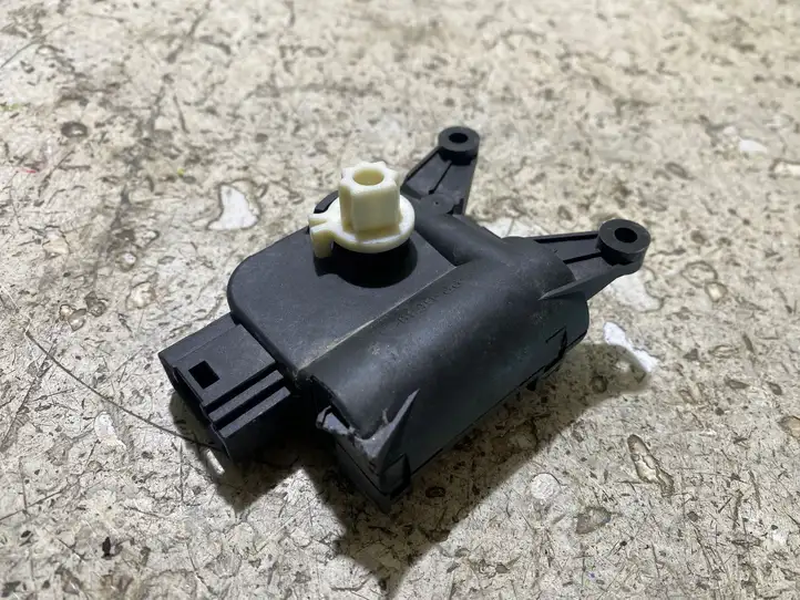 Volkswagen Golf V (2003 - 2009) 0132801345 Двигатель задвижки потока воздуха — фото 3