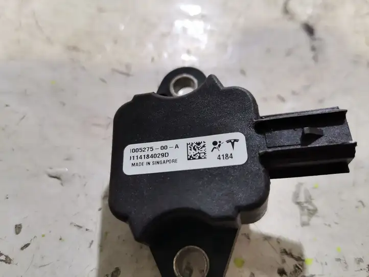 Tesla Model S (2012 - 2016) 100527500A Датчик удара SRS — фото 3