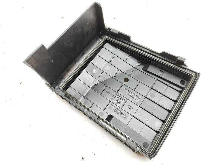 Audi A3/S3 8P (2008 - 2013)  1K0937132G Крышка ящика предохранителей