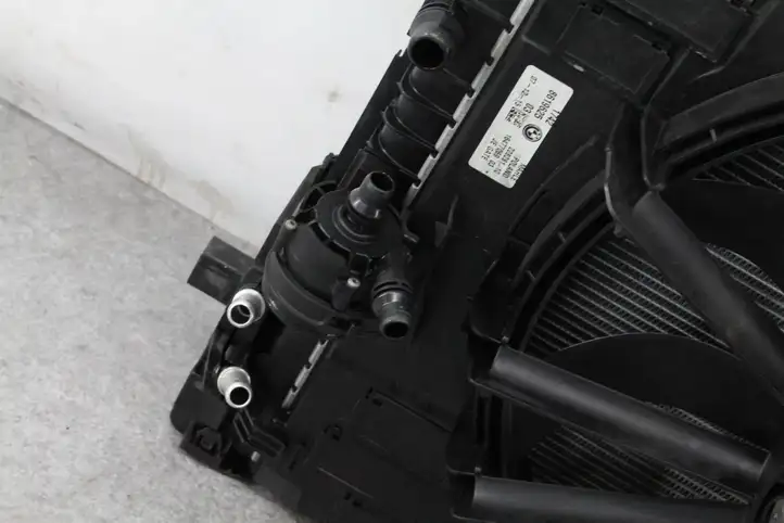 BMW 7 G11 G12 (2015 - 2022)  7357177 Панель радиаторов (телевизор)