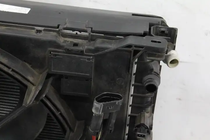 BMW 7 G11 G12 (2015 - 2022)  7357177 Панель радиаторов (телевизор)