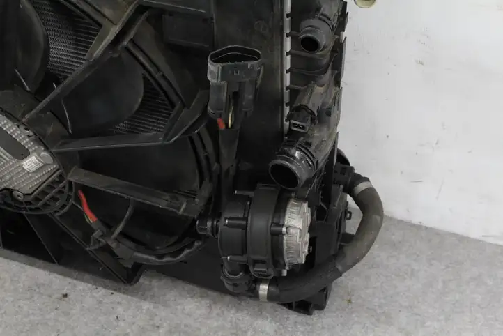 BMW 7 G11 G12 (2015 - 2022)  7357177 Панель радиаторов (телевизор)