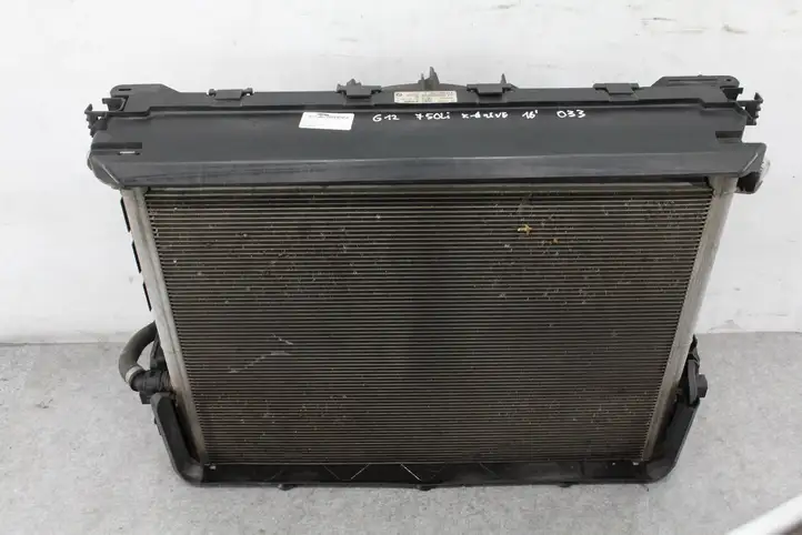 BMW 7 G11 G12 (2015 - 2022)  7357177 Панель радиаторов (телевизор)