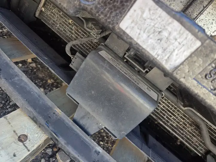 BMW 5 F10 F11 (2009 - 2016)  14103P04167 Панель радиаторов (телевизор)