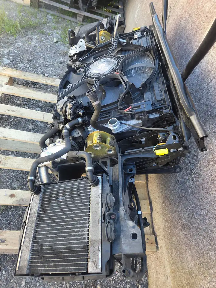 BMW 5 F10 F11 (2009 - 2016)  14103P04167 Панель радиаторов (телевизор)