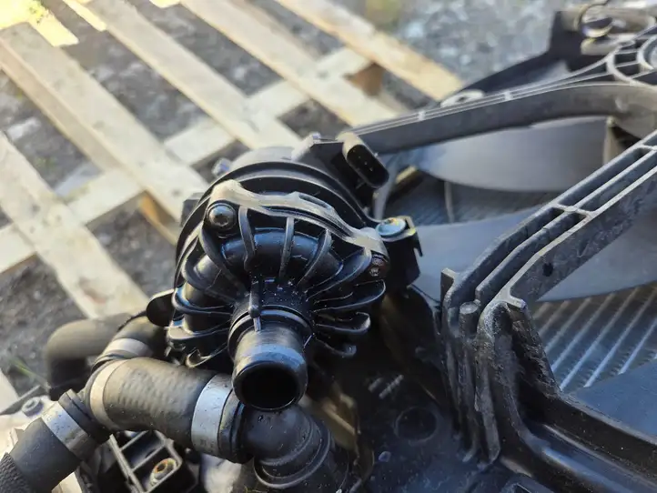 BMW 5 F10 F11 (2009 - 2016)  14103P04167 Панель радиаторов (телевизор)