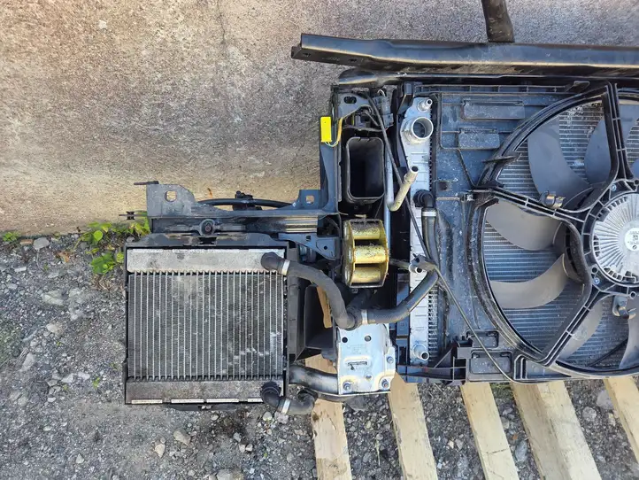 BMW 5 F10 F11 (2009 - 2016)  14103P04167 Панель радиаторов (телевизор)