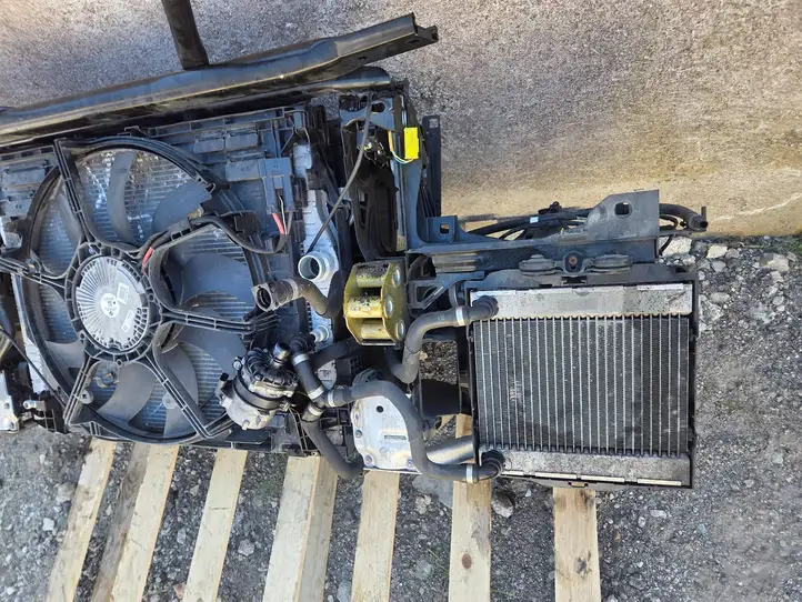 BMW 5 F10 F11 (2009 - 2016)  14103P04167 Панель радиаторов (телевизор)