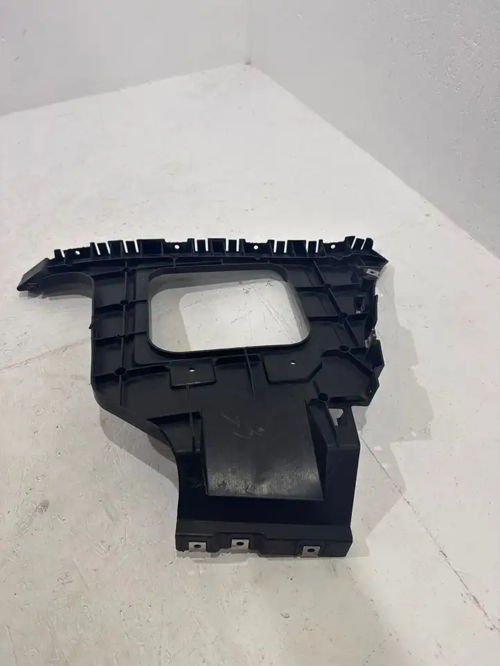 Bentley Bentayga (2015 - )  36A807024  Держатель заднего бампера (кронштейн)