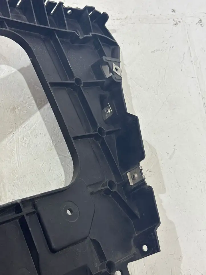 Bentley Bentayga (2015 - )  36A807024  Держатель заднего бампера (кронштейн)