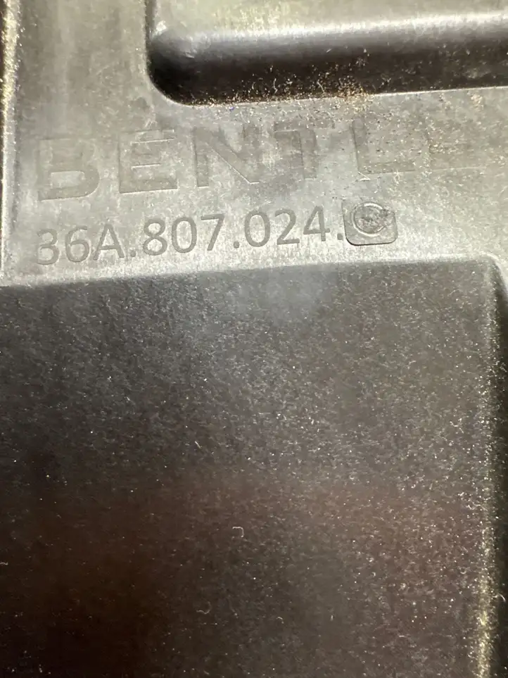 Bentley Bentayga (2015 - )  36A807024  Держатель заднего бампера (кронштейн)