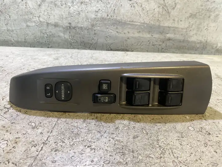Toyota Prius (XW20) (2003 - 2009) 8482047050 Блок кнопок стеклоподъемников — фото 1