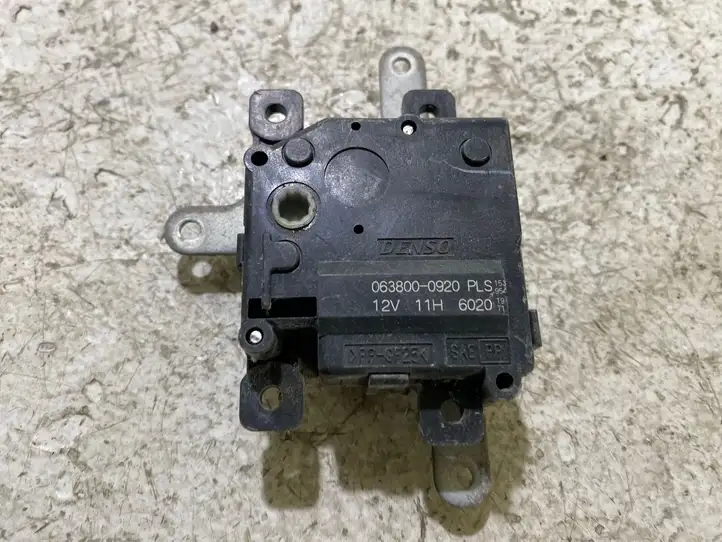 Toyota Auris 150 (2006 - 2012) 0638000920 Двигатель задвижки потока воздуха — фото 1